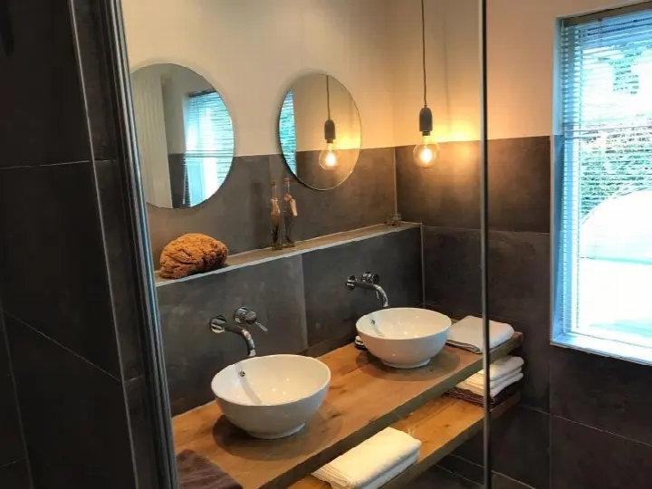 Badkamer met inloopdouche en hout, foto 2