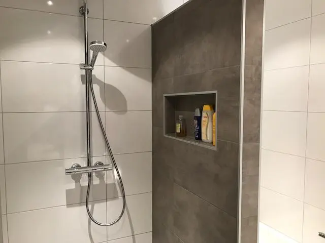 Douche met inbouwnis